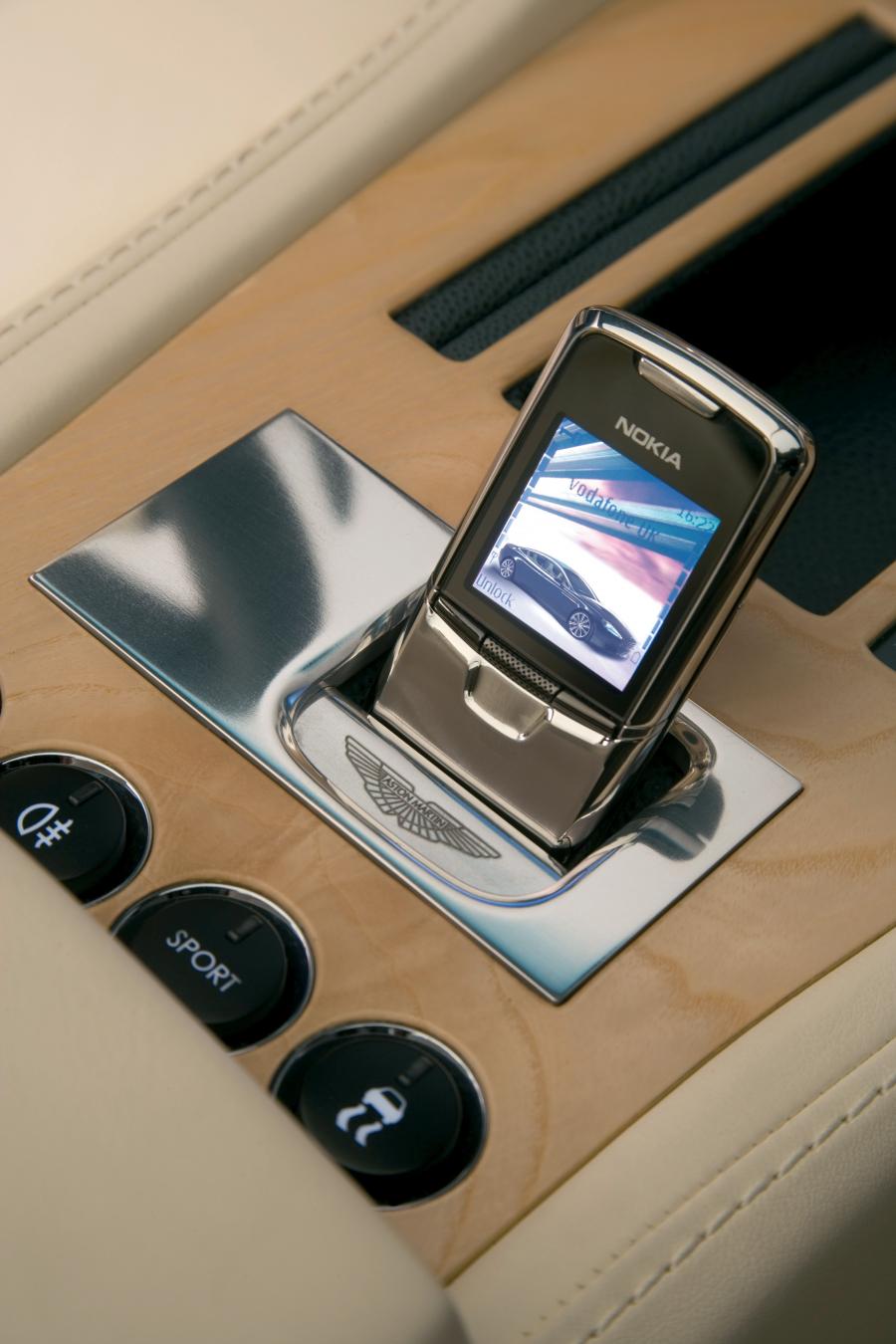 Детали интерьера Aston Martin Rapide Concept 2006 года  (фото 5 из 39)
